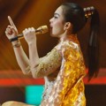 Syahrini Saat Tampil Nyanyikan Lagu 'Seperti Itu'