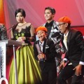 Ucup Nirin Temani Sony Wakwaw Terima Piala Selebriti Anak Paling Bersinar