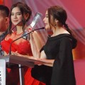 Prilly Latuconsina Raih Piala Selebriti Sosmed Paling Eksis