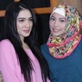Angel Karamoy dan Kezia Karamoy di Lokasi Syuting Sinetron 'Gue Juga Islam'