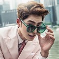 Hong Jong Hyun Bergaya dengan Kacamata Hijau