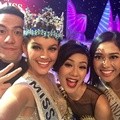 Rolene Strauss dan Maria Rahajeng Selfie Bersama Host Miss Indonesia 2015