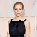 Sienna Miller Kenakan Gaun Oscar de la Renta di Red Carpet Oscar 2015