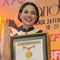Andien Terima Rekor Muri Kategori Soundtrack Terbanyak dalam Satu Album