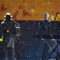 Take That Tampil Nyanyikan Lagu 'Let in the Sun'