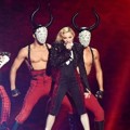 Madonna Tampil Nyanyikan Lagu 'Living for Love'