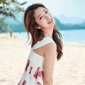Park Shin Hye Berpose di Pinggir Pantai
