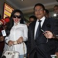 Syahrini Datangi Bareskrim Mabes Polri Bersama Hotman Paris
