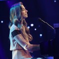 Christina Perri Tampil Mainkan Piano