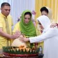 Krisdayanti Saat Lakukan Prosesi Potong Tumpeng