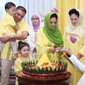 Krisdayanti Bagikan Tumpeng pada Keluarga Besar