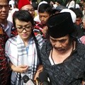 Julia Perez dan Jaja Mihardja di TPU Pondok Ranggon