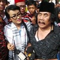 Julia Perez dan Jaja Mihardja di TPU Pondok Ranggon
