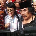 Julia Perez dan Jaja Mihardja di TPU Pondok Ranggon