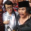 Julia Perez dan Jaja Mihardja di TPU Pondok Ranggon
