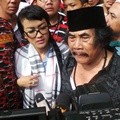 Julia Perez dan Jaja Mihardja di TPU Pondok Ranggon