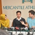 Risty Tagor dan Stuart Collin Gelar Jumpa Pers di Kawasan Sudirman