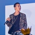 G-Dragon Big Bang Bawakan 'Crooked'