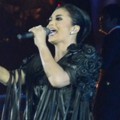 Penampilan Krisdayanti di Konser 'Traya'
