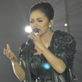 Krisdayanti Saat Tampil di Konser 'Traya'
