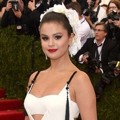 Selena Gomez Hadir di Met Gala 2015
