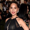 Olivia Munn Hadir di Met Gala 2015