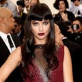 Adriana Lima Hadir di Met Gala 2015