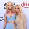 Iggy Azalea dan Britney Spears di Red Carpet Billboard Music Awards 2015