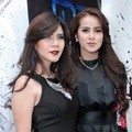 Cynthia dan Olla Ramlan di Gala Premier Film '7 Hari Menembus Waktu'