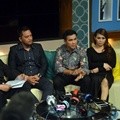 Krisna Mukti Gelar Jumpa Pers di Gedung Trans TV