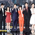 Para Pemeran Utama Serial 'Scholar Who Walks the Night' Berfoto Bersama