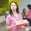 Feni Fitriyanti JKT48 Saat Mengambil Makanan untuk Berbuka Puasa