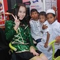 Michelle JKT48 Bersama Anak-Anak Panti Asuhan Yayasan Pazki