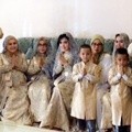 Syahrini dan Keluarga Kompak Bernuansa Emas