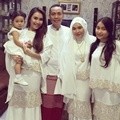 Ayu Ting Ting dan Keluarga Kompak Bernuansa Putih di Hari Raya
