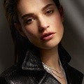 Lily James Berpose untuk Majalah Vanity Fair