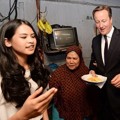 David Cameron dan Maudy Ayunda Saat Membeli Pisang Goreng