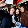 David Cameron dan Maudy Ayunda Selfie Bersama Penjual Pisang Goreng