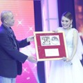 Ayu Ting Ting Saat Menerima Penghargaan