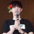 Lucunya Chanyeol Selipkan Bunga di Telinga