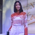 Dominique Diyose Kenakan Busana Rancangan Tex Saverio