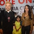 Sam Brodie Bersama Istri dan Anak di Gala Premier Film 'Move On'