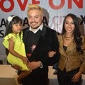 Sam Brodie Bersama Istri dan Anak di Gala Premier Film 'Move On'