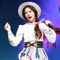 Pose Boneka Yeri Red Velvet di Acara Preview Album 'The Red'