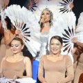 Andien Dikelilingi Kipas Bulu