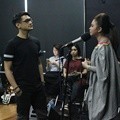 Afgan dan Rossa Latihan Vokal di Studio Erwin Gutawa