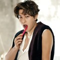 Tampannya Lee Jong Hyun CN Blue Saat Sikat Gigi