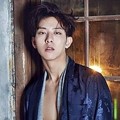 Lee Jung Shin CN Blue Pamer Perut di Majalah W Korea Edisi Oktober 2015