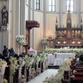 Interior Gereja Katedral Jakarta Pusat Dipenuhi Bunga Berwarna Putih