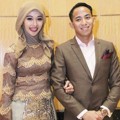 Poppy Bunga dan Suami di Resepsi Pernikahan Glenn Alinskie dan Chelsea Olivia